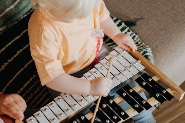 Gramy z maluchem na dzwonkach – wszystko, co musisz wiedzieć o pierwszych melodiach